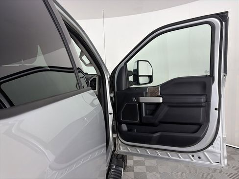 Used 2019 Ford F350 Lariat w/ Chrome Package image 30
