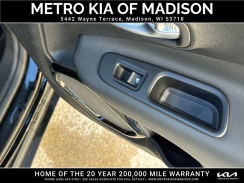 Used 2017 Jeep Renegade Altitude AWD/4WD image 33
