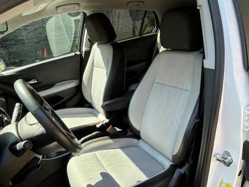 Used 2022 Chevrolet Trax LT w/ LT Convenience Package image 18