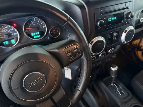 Used 2013 Jeep Wrangler Unlimited Sahara w/ Connectivity Group AWD/4WD image 18
