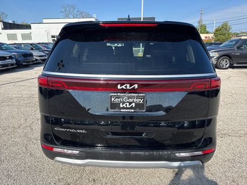 Used 2022 Kia Carnival EX FWD image 6