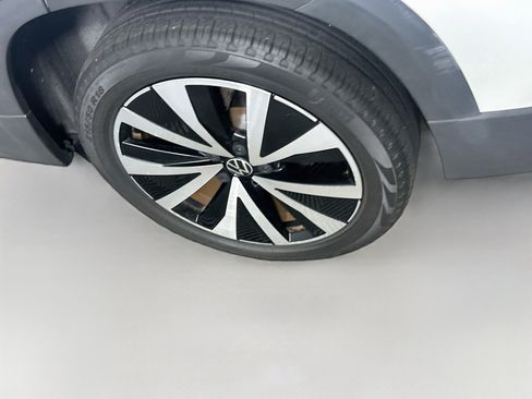 Used 2022 Volkswagen Taos SE w/ Panoramic Sunroof Package FWD image 11