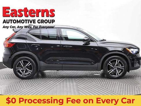 Used 2023 Volvo XC40 B5 Plus AWD/4WD image 4