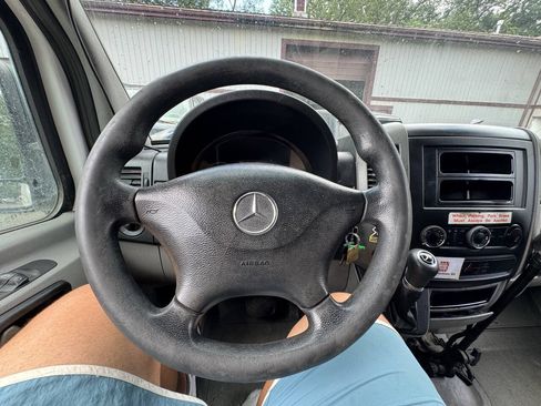 Used 2015 Mercedes-Benz Sprinter 2500 image 27