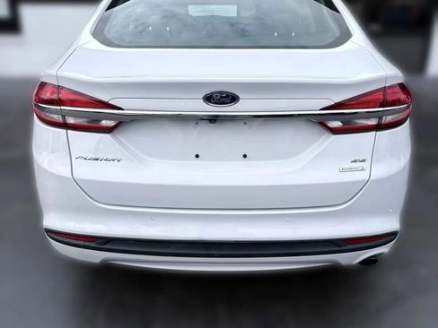 Used 2017 Ford Fusion SE w/ Fusion SE Technology Package image 4