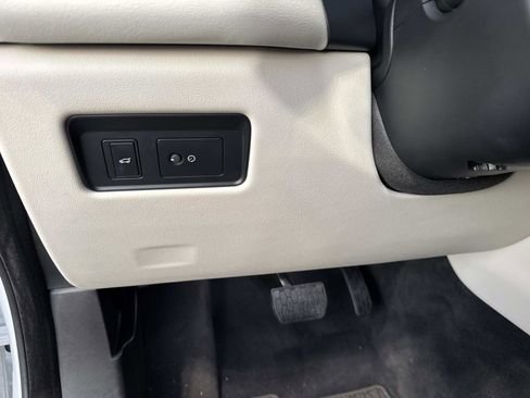 Used 2023 Jaguar F-PACE R-Dynamic S image 33