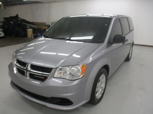 Used 2019 Dodge Grand Caravan SE w/ UConnect Hands-Free Group FWD image 3
