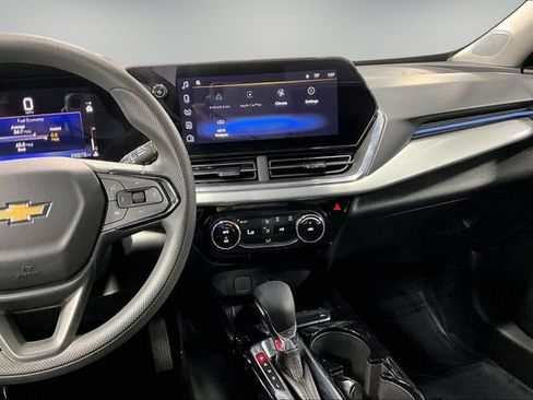 Used 2025 Chevrolet Trax LT FWD image 10