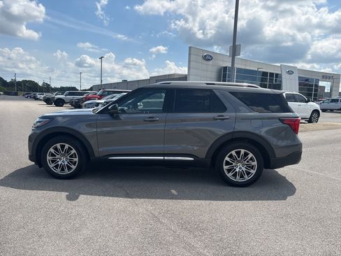 Certified 2025 Ford Explorer Platinum RWD image 8