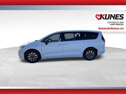 Used 2024 Chrysler Pacifica Select image 9