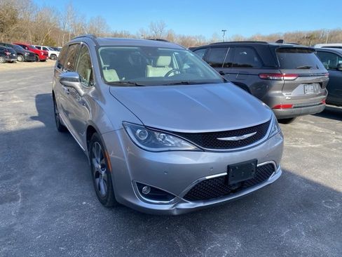 Used 2017 Chrysler Pacifica Limited image 4