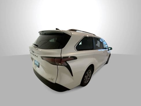 Used 2024 Toyota Sienna XLE image 8
