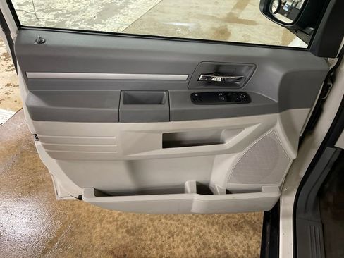Used 2010 Dodge Grand Caravan SE image 11