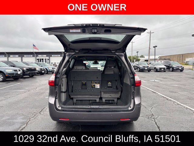 Used 2019 Toyota Sienna XLE Premium FWD image 11