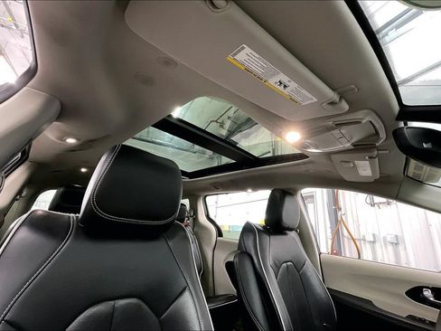 Used 2023 Chrysler Pacifica Limited FWD image 26