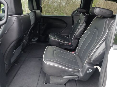 Used 2025 Chrysler Pacifica Limited FWD image 13