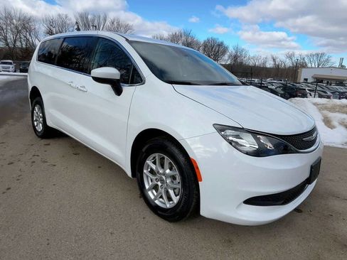 Used 2023 Chrysler Voyager LX image 5