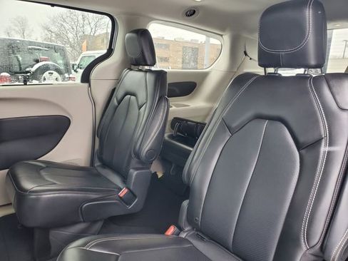 Used 2024 Chrysler Pacifica Touring-L image 29
