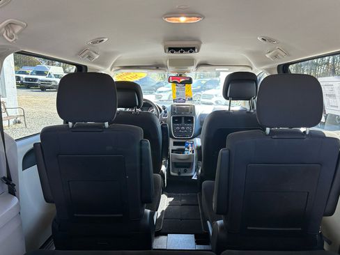 Used 2019 Dodge Grand Caravan SE w/ UConnect Hands-Free Group image 27