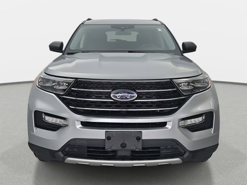 Used 2020 Ford Explorer XLT w/ Equipment Group 202A image 2