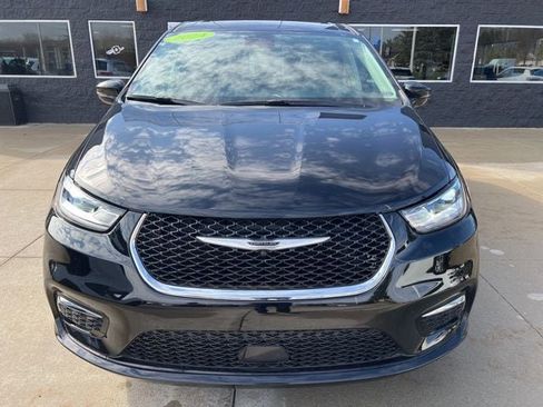 Used 2024 Chrysler Pacifica Limited FWD image 2