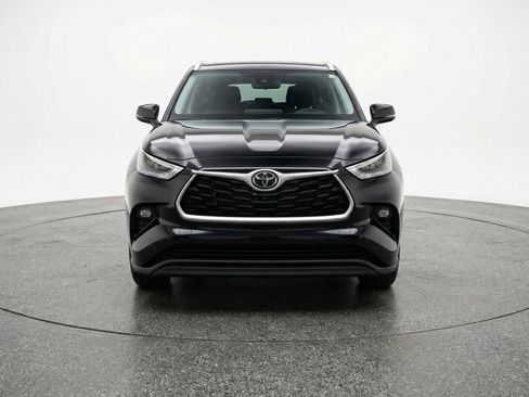 Used 2025 Toyota Highlander LE FWD image 2