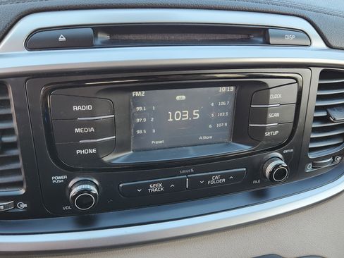 Used 2017 Kia Sorento LX image 16