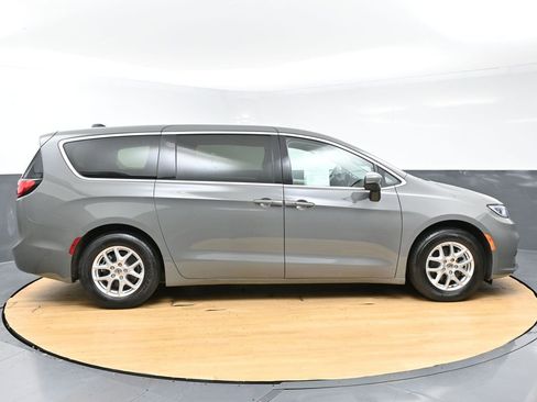 Used 2023 Chrysler Pacifica Touring-L FWD image 55