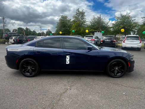 Used 2015 Dodge Charger SXT RWD image 2
