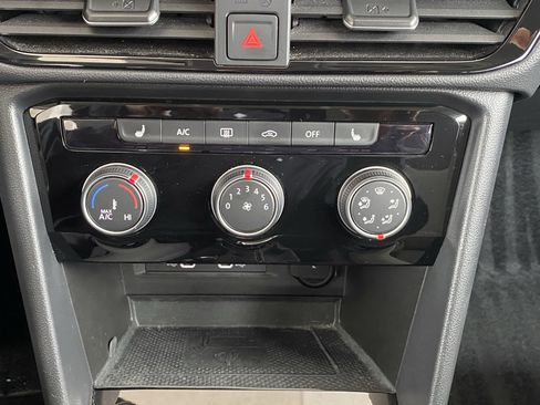 Used 2023 Volkswagen Taos SE w/ Black Wheel Package image 25