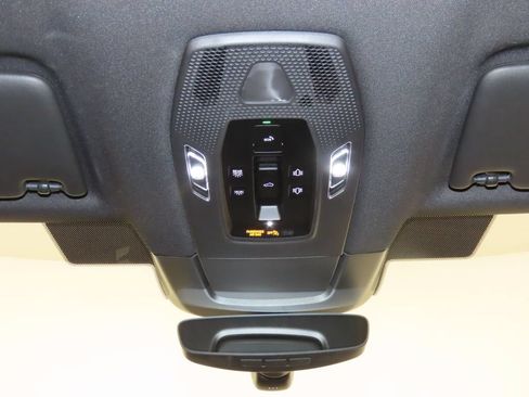 Certified 2025 Porsche Macan Electric RWD image 31