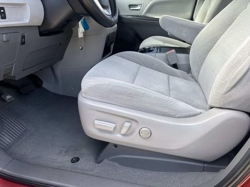 Used 2020 Toyota Sienna LE FWD image 16