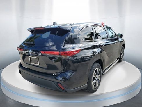 Used 2023 Toyota Highlander XLE image 4