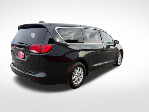 Used 2023 Chrysler Voyager LX FWD image 8