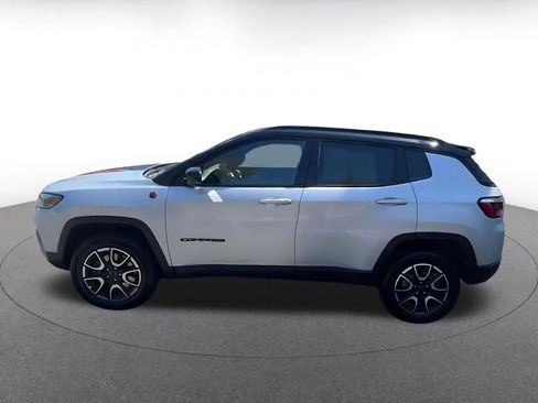 Used 2025 Jeep Compass Trailhawk AWD/4WD image 9