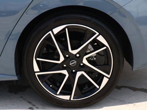 Used 2025 Nissan Sentra SR w/ SR Premium Package FWD image 8