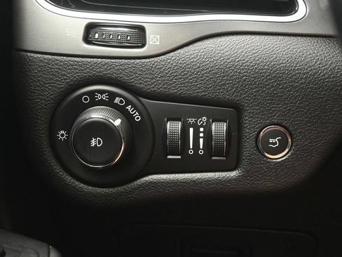 Used 2019 Jeep Cherokee Overland AWD/4WD image 24