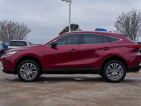 Used 2024 Toyota Venza XLE image 3