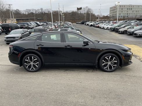 Used 2023 Toyota Crown XLE image 7