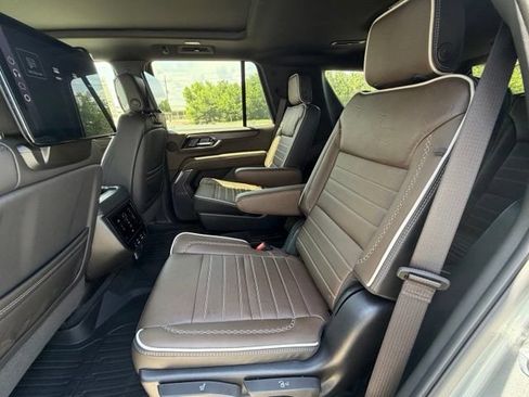 New 2026 GMC Yukon Denali Ultimate w/ LPO, Floor Liner Package AWD/4WD image 17
