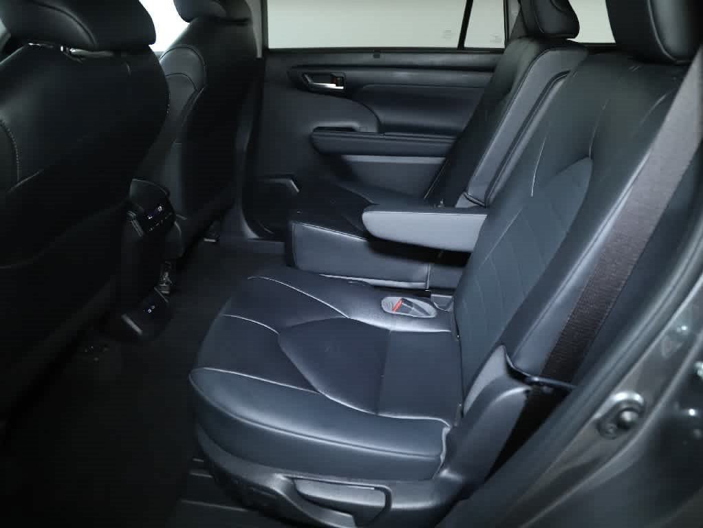 Used 2023 Toyota Highlander XLE FWD image 14