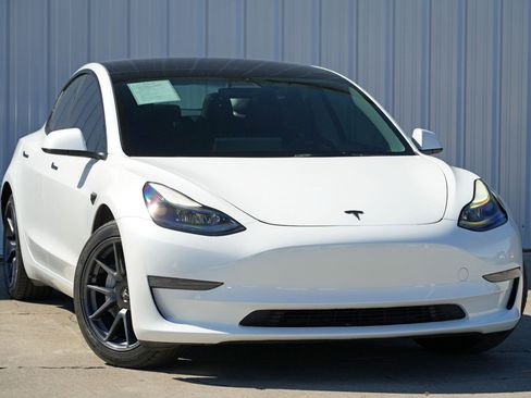 Used 2023 Tesla Model 3 Standard Range image 4