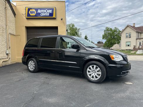 Used 2015 Chrysler Town & Country Touring FWD image 5