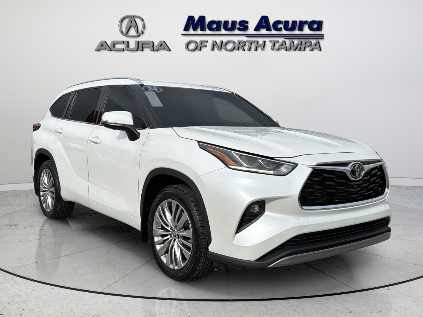 Used 2024 Toyota Highlander Platinum FWD image 1