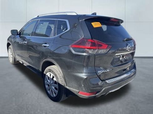 Used 2018 Nissan Rogue SV image 2