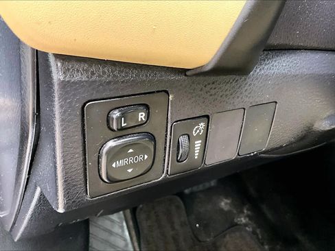 Used 2017 Toyota Corolla LE image 32