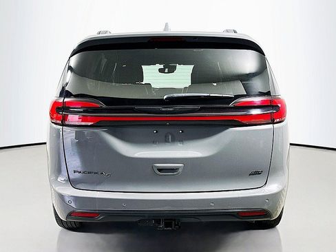 Used 2021 Chrysler Pacifica Touring-L w/ Uconnect Theater Family Group AWD/4WD image 6