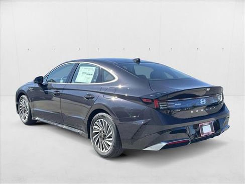 New 2025 Hyundai Sonata Limited image 9
