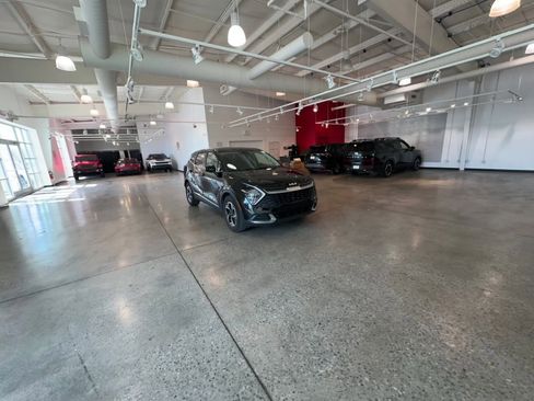 Used 2025 Kia Sportage LX image 16