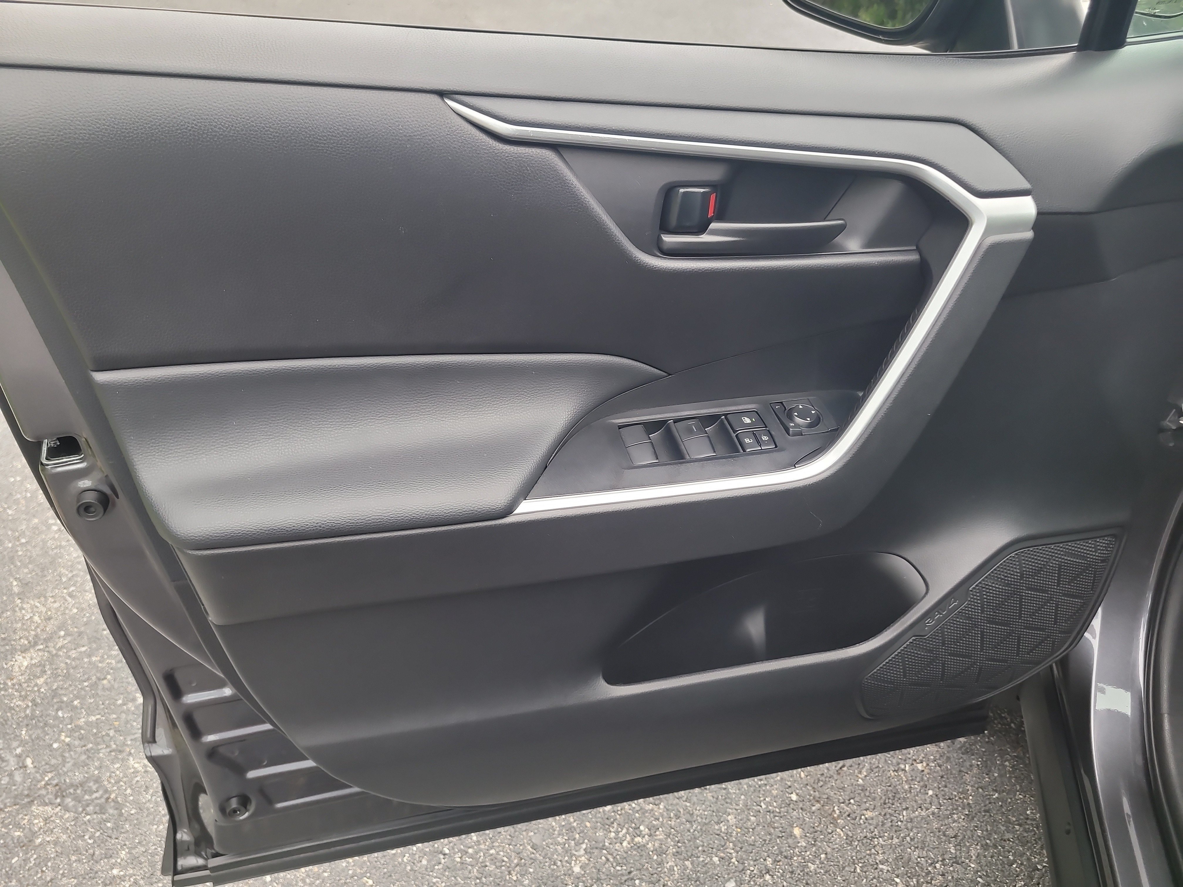 Certified 2025 Toyota RAV4 LE FWD image 16